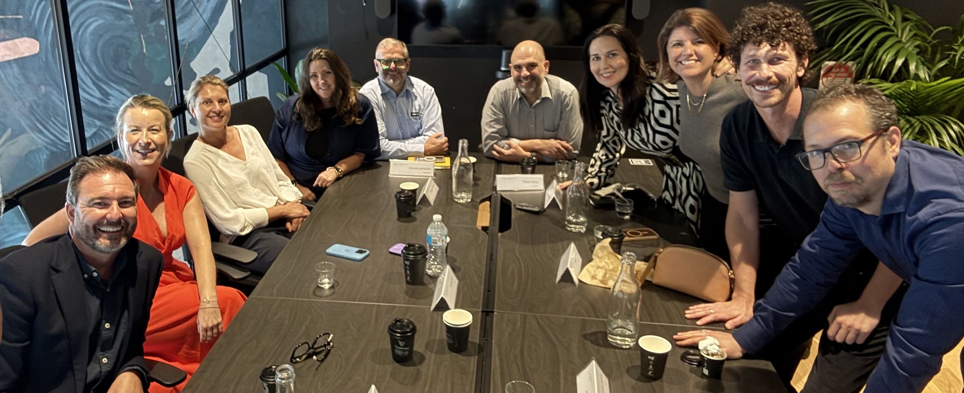 Senior executives collaborating around a Leadership Think Tank advisory table